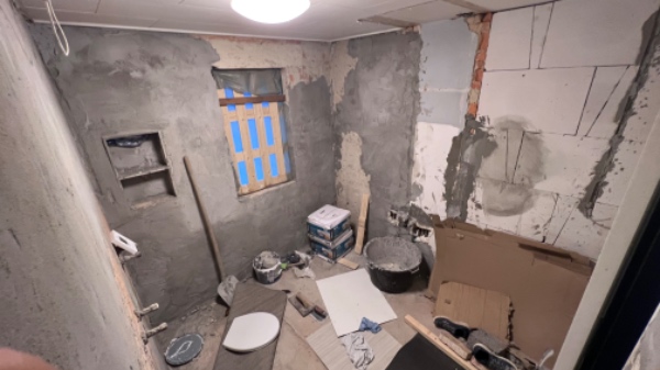 Fliselægning i badeværelse både væg og gulv 6 kvm gulv