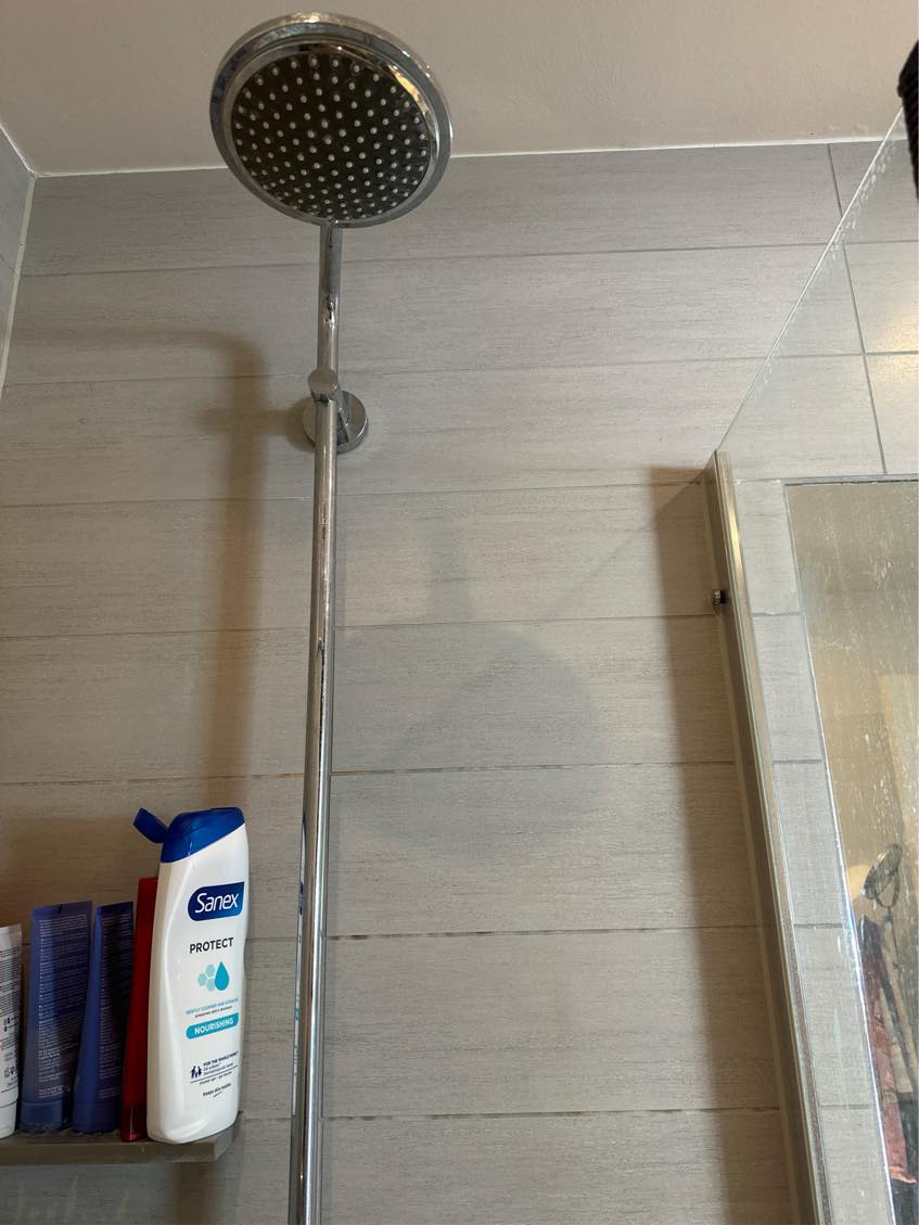 Afmontere brusesæt og opsætning af et nyt i badeværelse