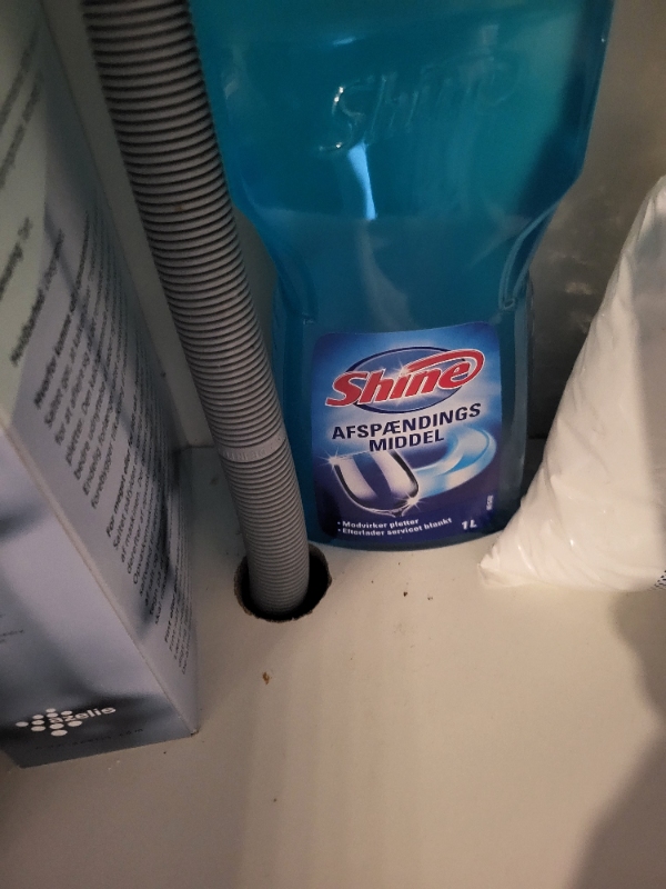 Afmonteret og installeret ny opvaskemaskine