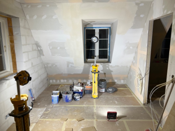 Fuldspatle, væv og maling af 2 rum. I alt ca 30 kvm. Skråt loft. 4 kviste. Loftshøjde 250 cm. Jeg har materialer.