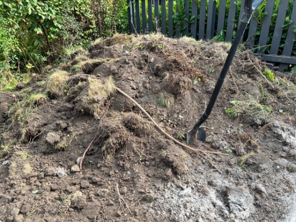 Fjerne jord og byggemateriale affald.