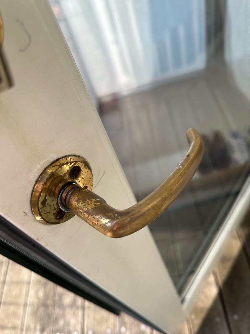 Håndtag og revne fuges (har selv fugemasse)