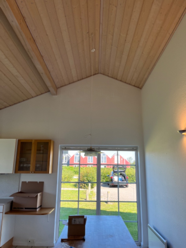 Hænge to lamper op i samme udtag. Loftshøjde ca 4,5 m.