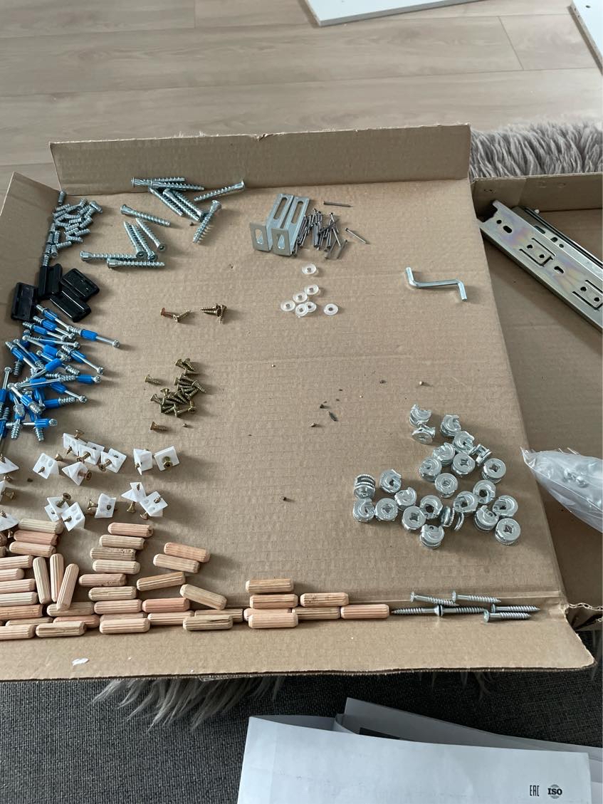 Samle en kommode, med mange dele. Manualen er ikke ret god, synes jeg