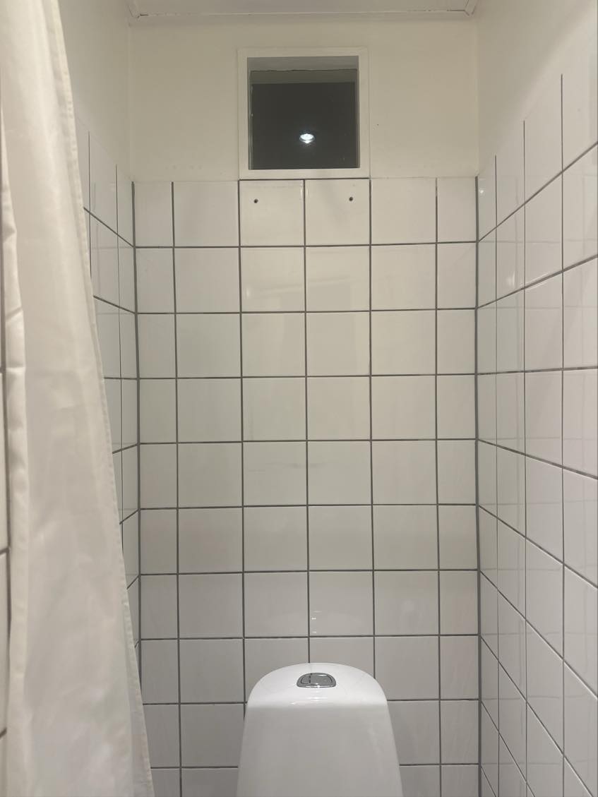 Montering af badeværelsesskab