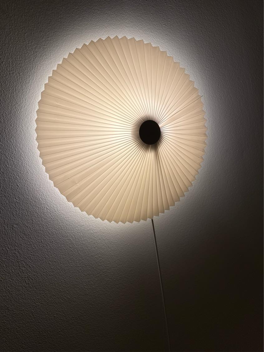 Opsætning af loftlampe og lamelgardin