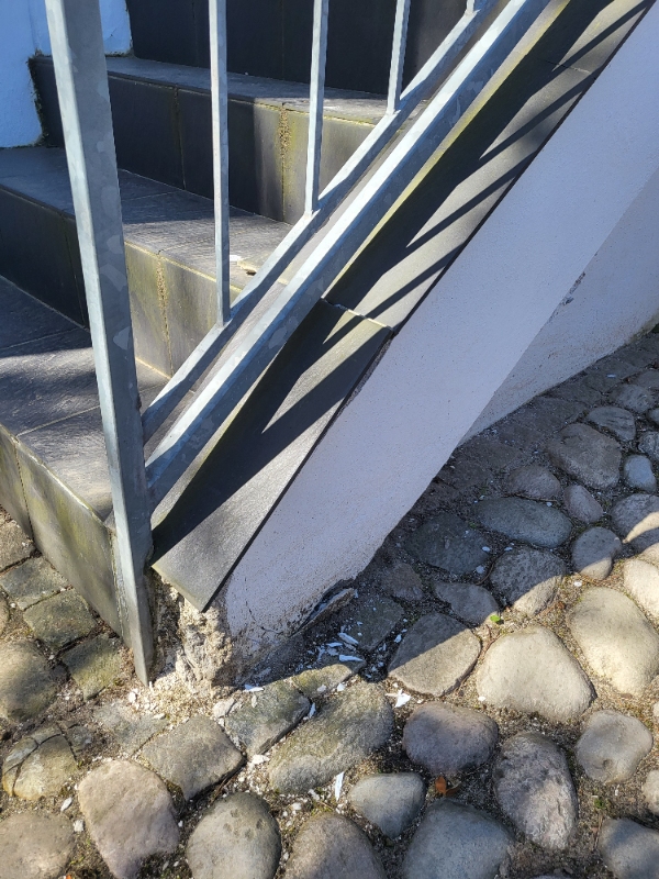 Repareret en udendørs trappe for frostskader