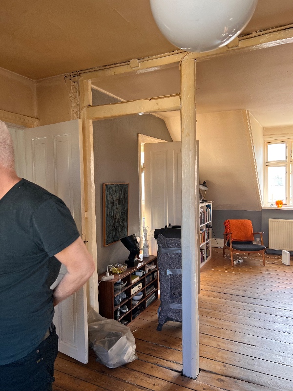 fjernet væg mellem bærende lægter på femte sal