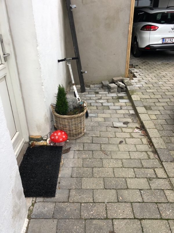 Grave ned ved sokkel og pudse + montering af plast + isolering på sokkel