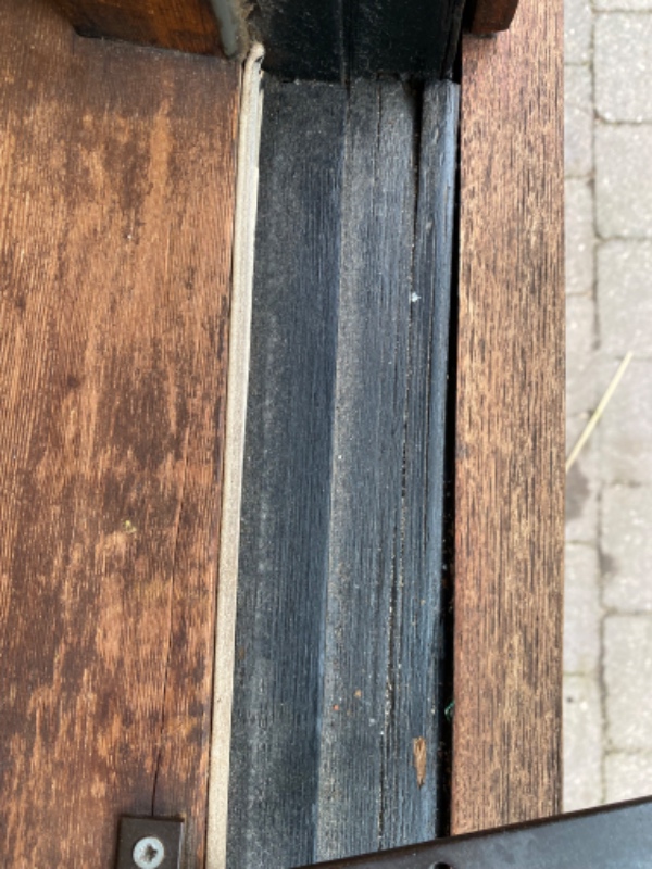 Rep. af træværk 2 vinduer og ny dør i kælder.