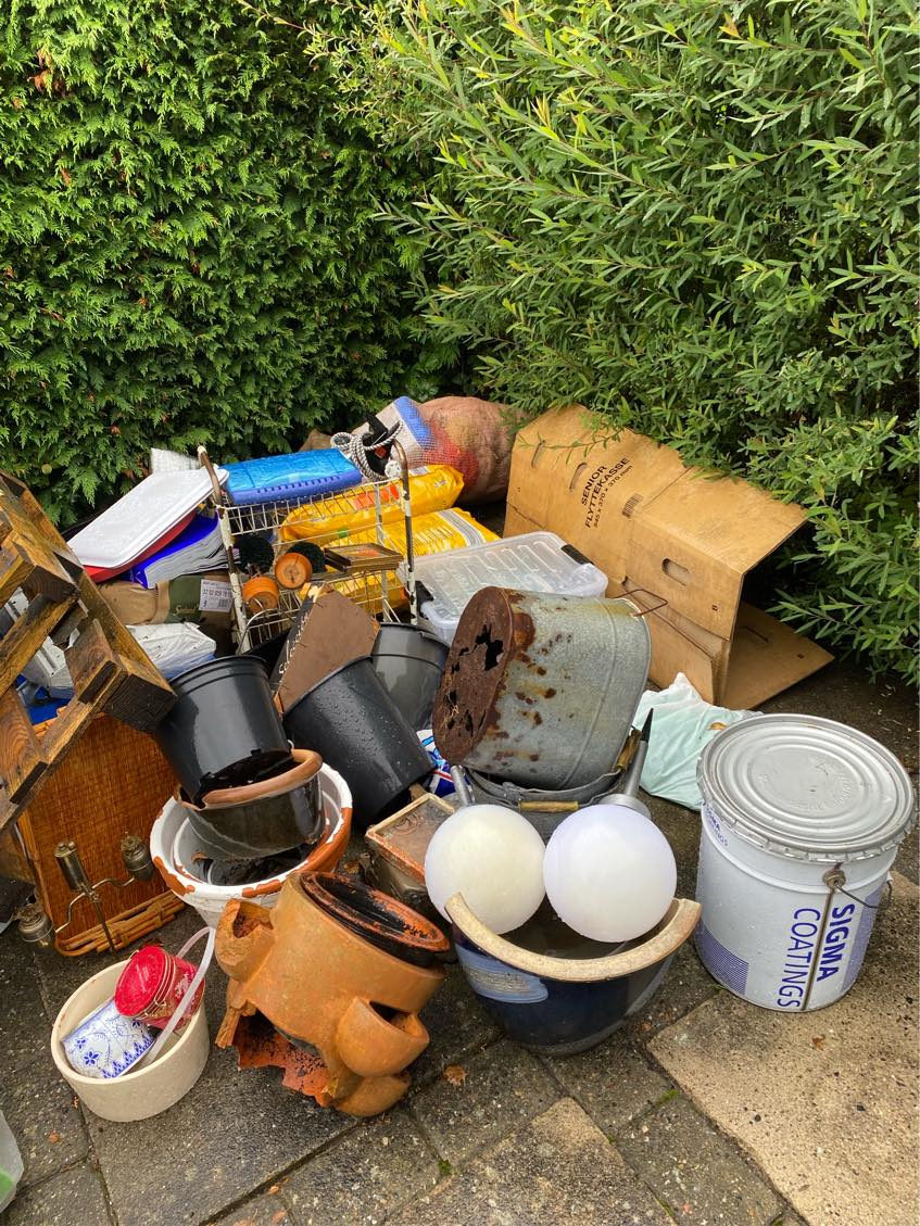 Affald (blandet) hentes og køres til genbrugplads