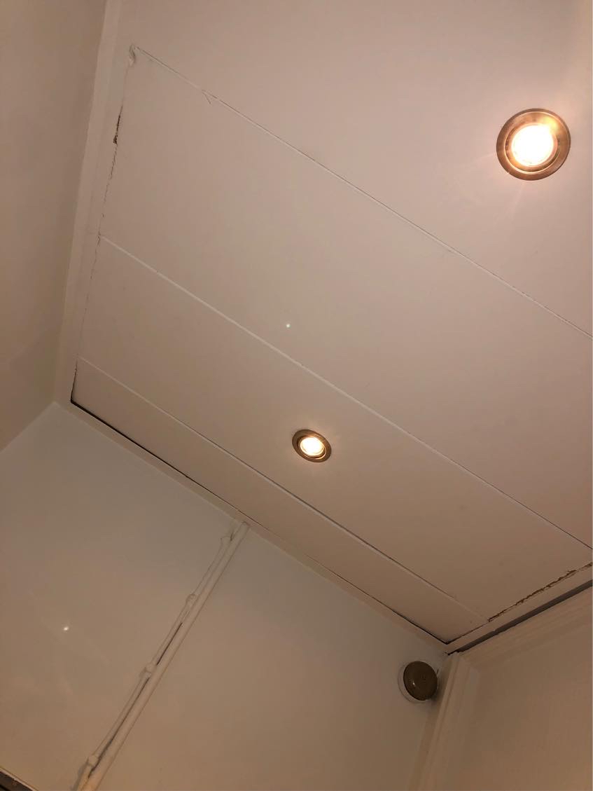 Hjælp til at få spartlet/lukket store huller i væg. En stribe tapet efter fjernelse af væg.