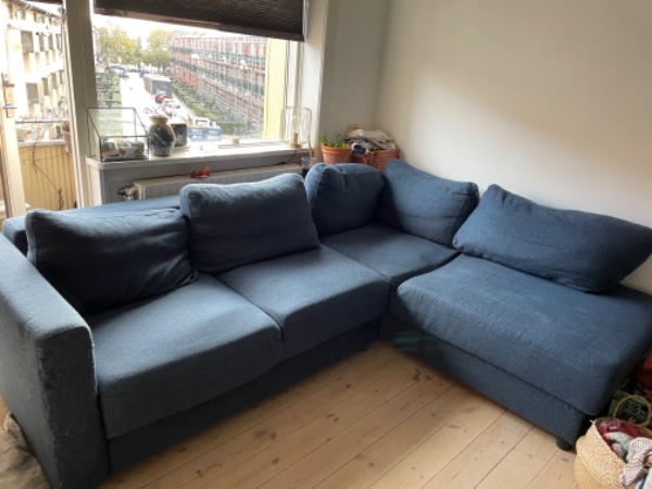 Skille sofa, bære den ned og køre den på genbrugsplads. 2 sal.