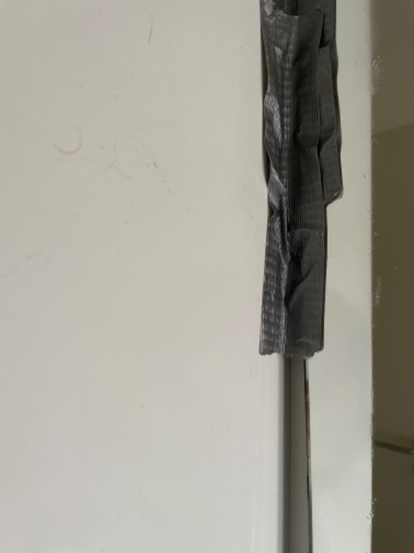 Badeværelses spejl rettes op.