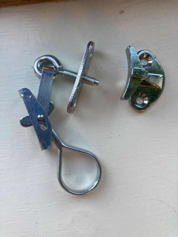 Hænge 6 nye låse på vinduer samt fjerne de gamle