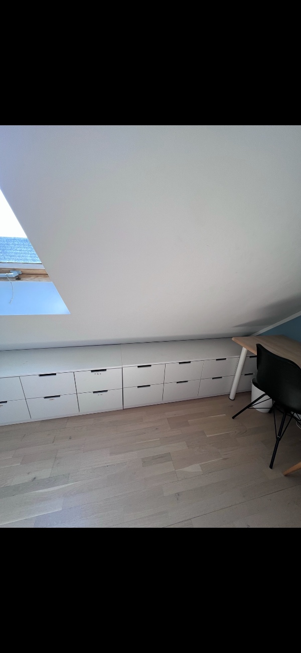 Indbyggede skuffer under skrå vægge