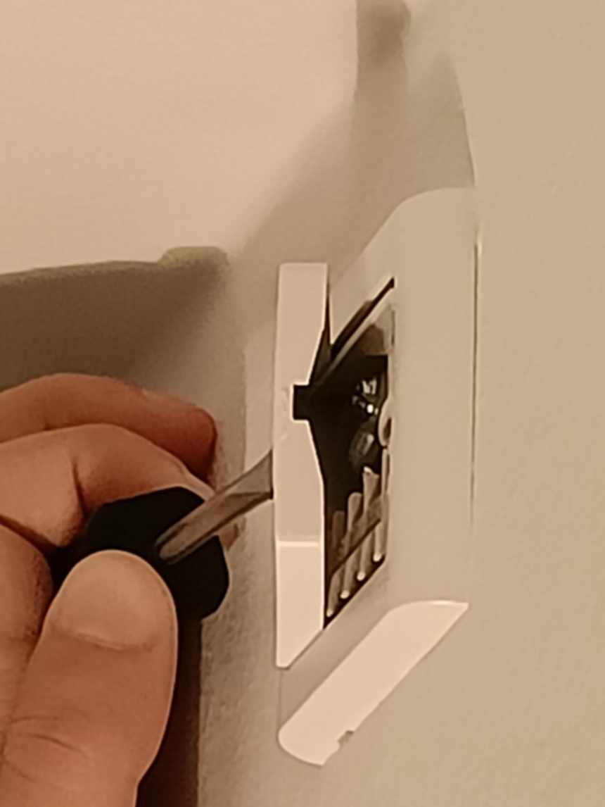 Ophængning af loftlamper x4, en hylde og et spejl