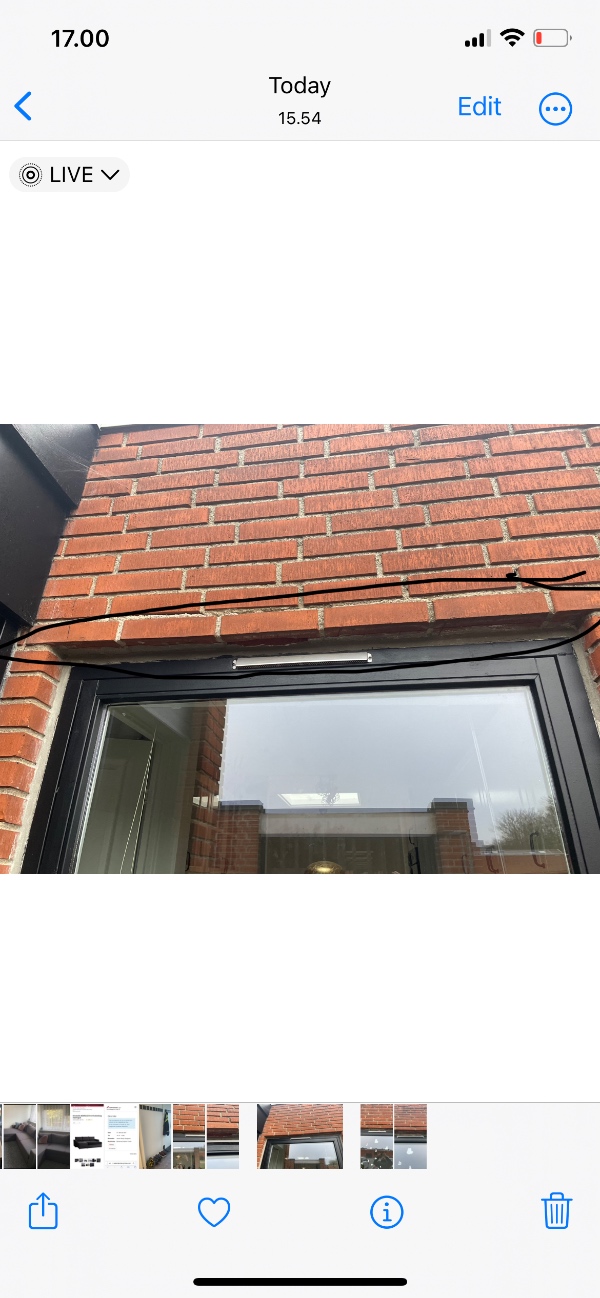 Tegloverligger ved 2 vindue ses med nebøjning og skal reperares plus montering af en nye hoveddør