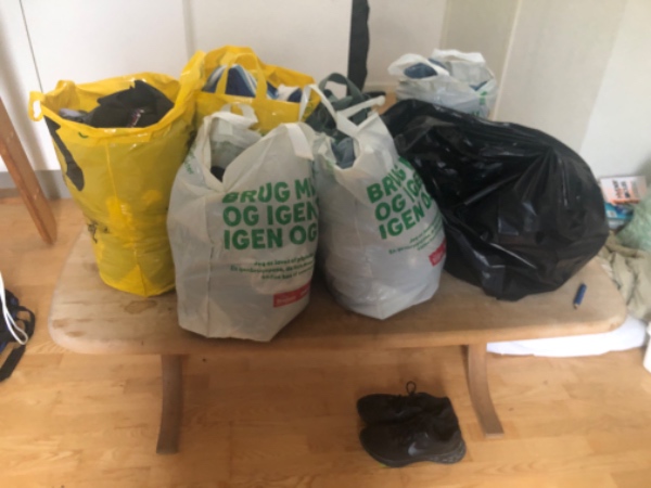 Borrkørsel af en seng, et bord, 2-3 sække tøj og lidt elektronisk affald. Rengøring af værelse.