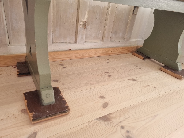 Hjælp til at udtænke og udføre nye fødder til gammel bænk