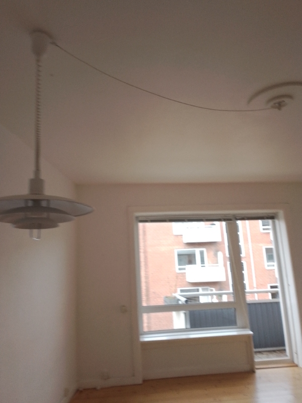 Afmonteret to 3 lamper i en lejlighed