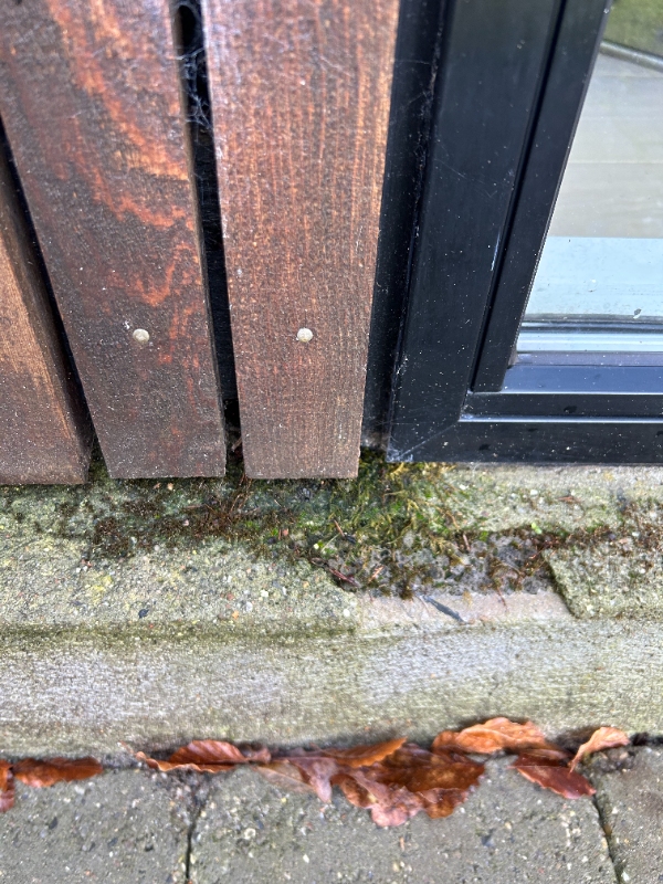 repareret revner og skader i sokkel, ca. 4-5 steder.