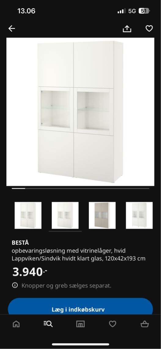 En reol plus et TV bord plus kommoder og en loftlampe