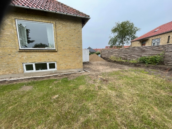 Grave 10 m3 grus (10cm over ca 80 m2) rundt om huset