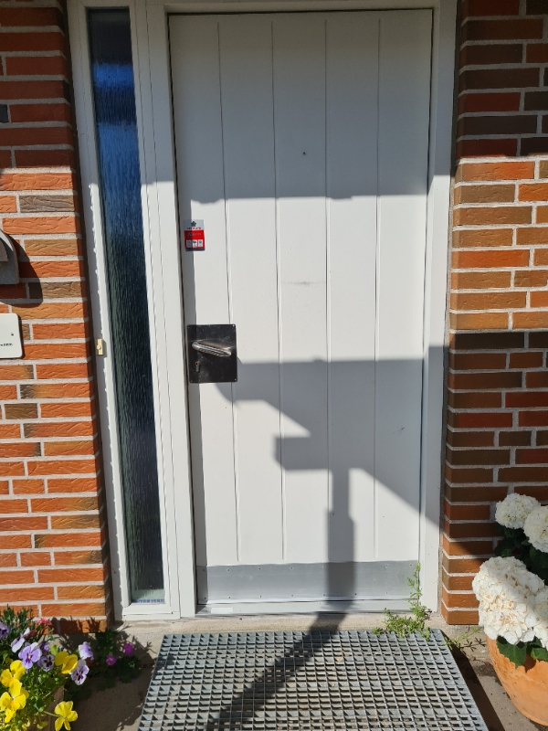 Kattelem i hoveddør.