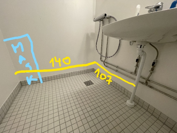 Installation af vaskemaskine i badeværelset.