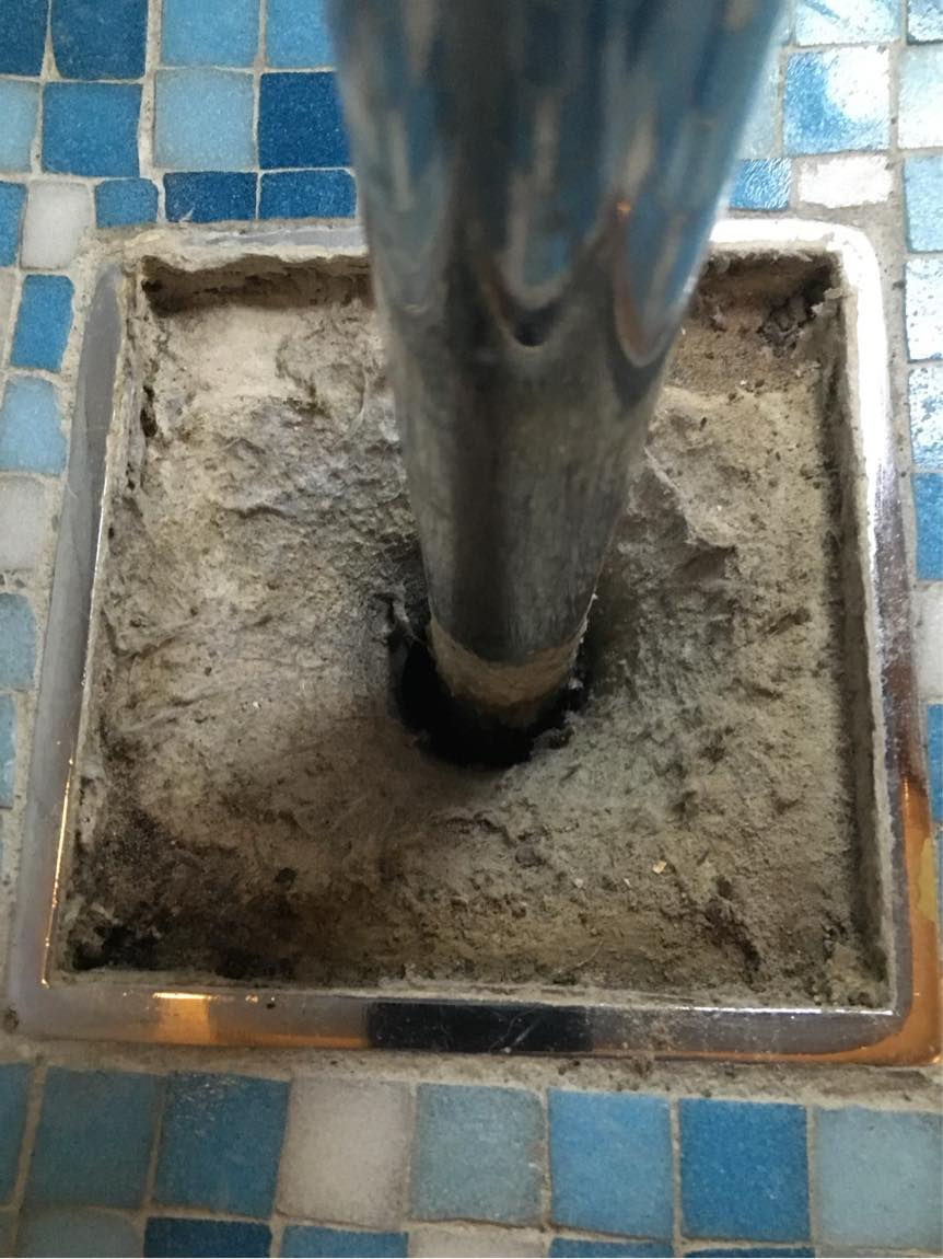 VVS afløb med synlig betonkant