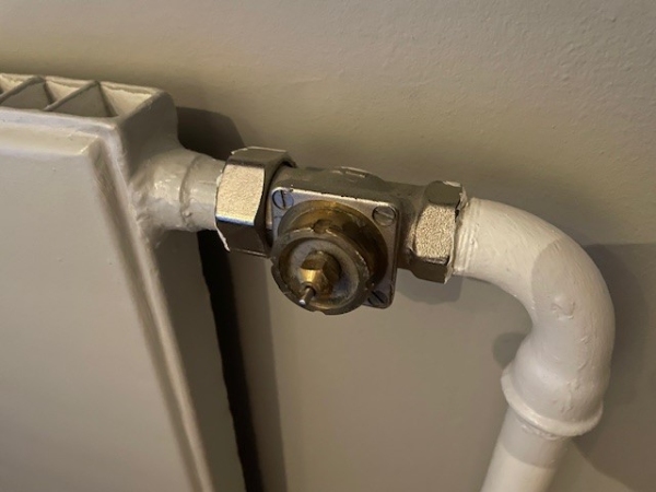 Udskiftet defekt ventil på radiator (varme fra gasfyr)