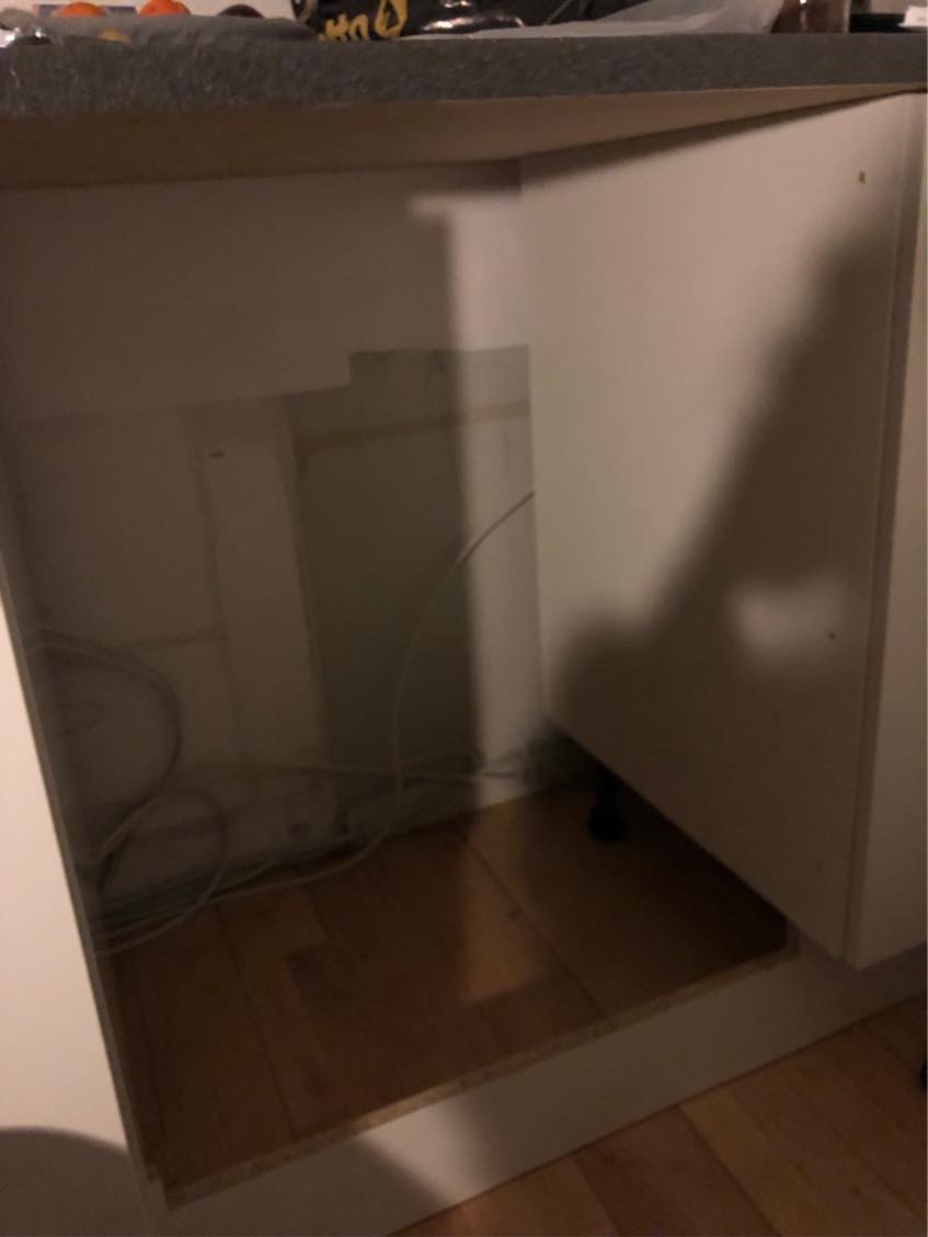 Sat en ny electrolux vaskemaskine til OG sættes oven på en drypbakke. Man skal vide hvordan vandet slukkes🙏🏼