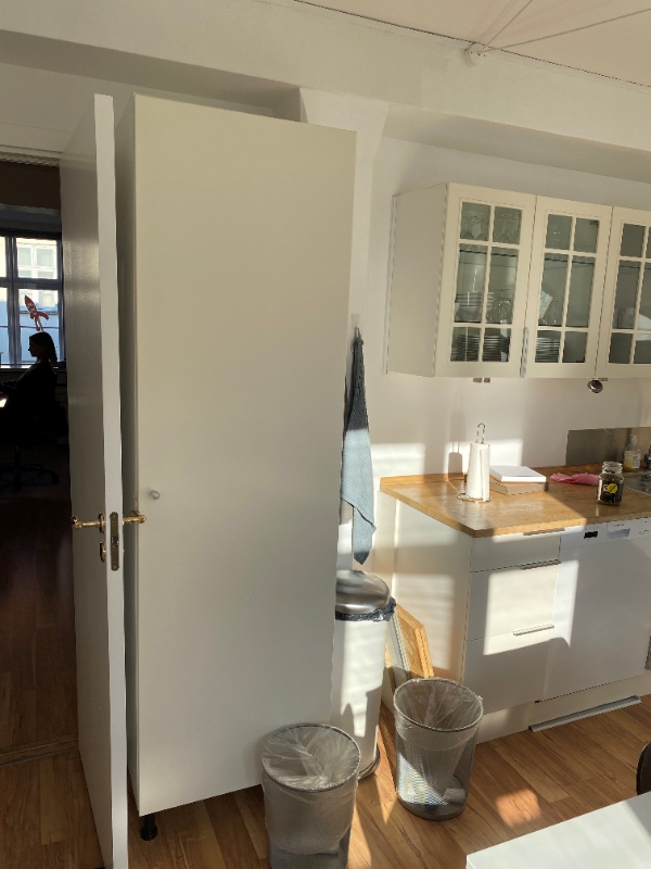 Samle lille IKEA skab, flytte skab ned fra 2. sal, samle en bænk til altanen, sætte knagerøkke op