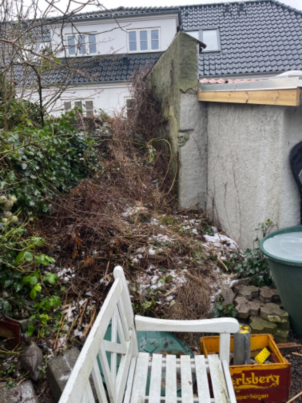 Haveffald skal fjernes og der skal lægges 40x40 cm fliser