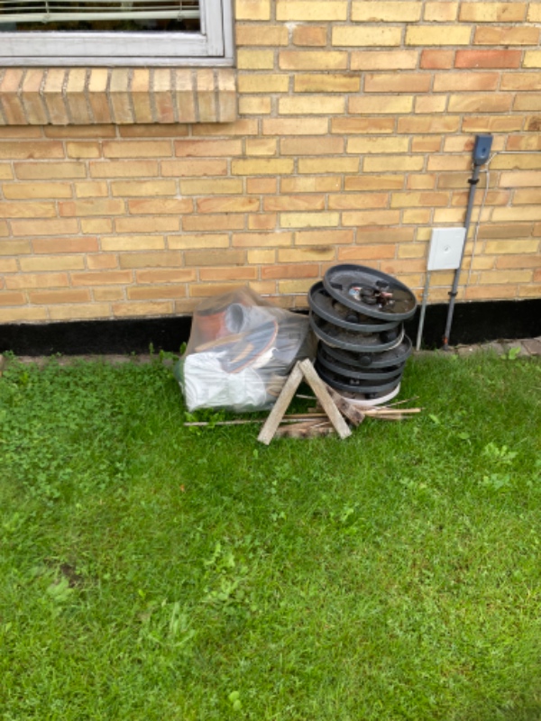 Fjernet pap, træpaller. plasticaffald/ flamingo affald