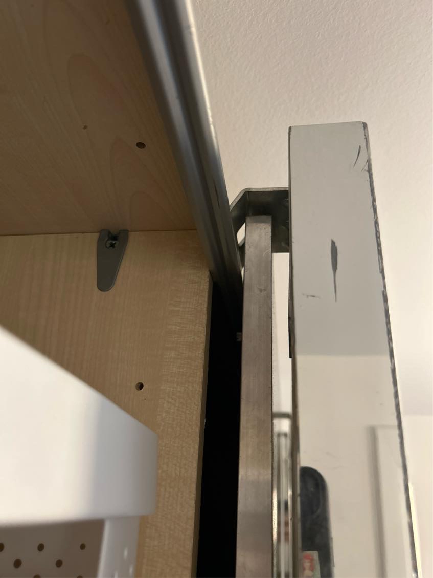 Hjælp til at reparere af skabskydedør