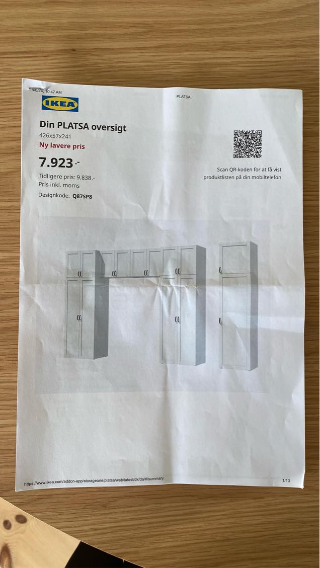 Montering af skabslåger, greb og overskabe på væg samt væghængt skab på badeværelse