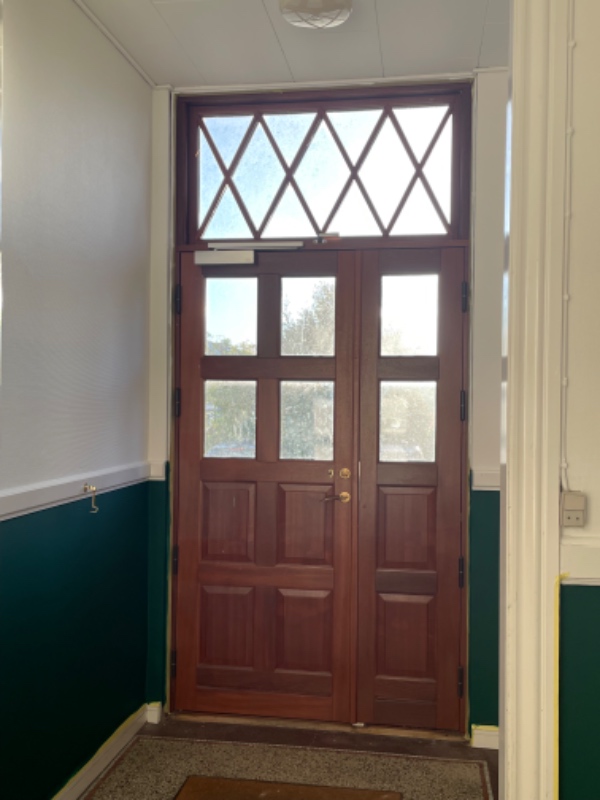 Maling af hoveddør og altandør