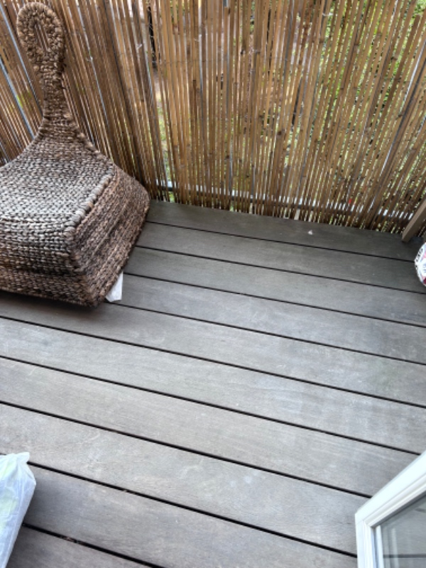 Rengøring, slibning, oliering og algebehandling af altan