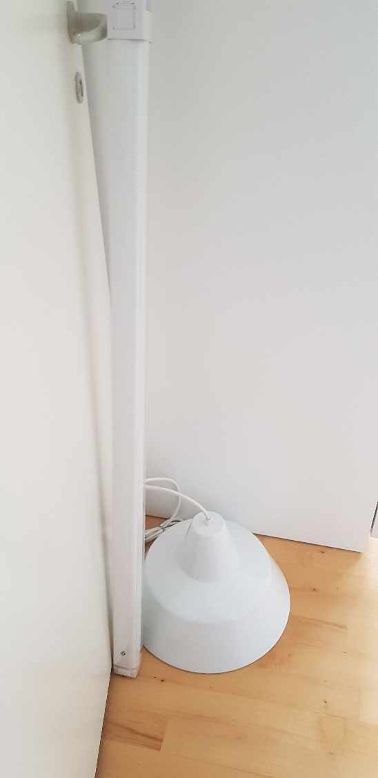 montere 1 vægskab 1 gardin og tilslut 2 loftslamper