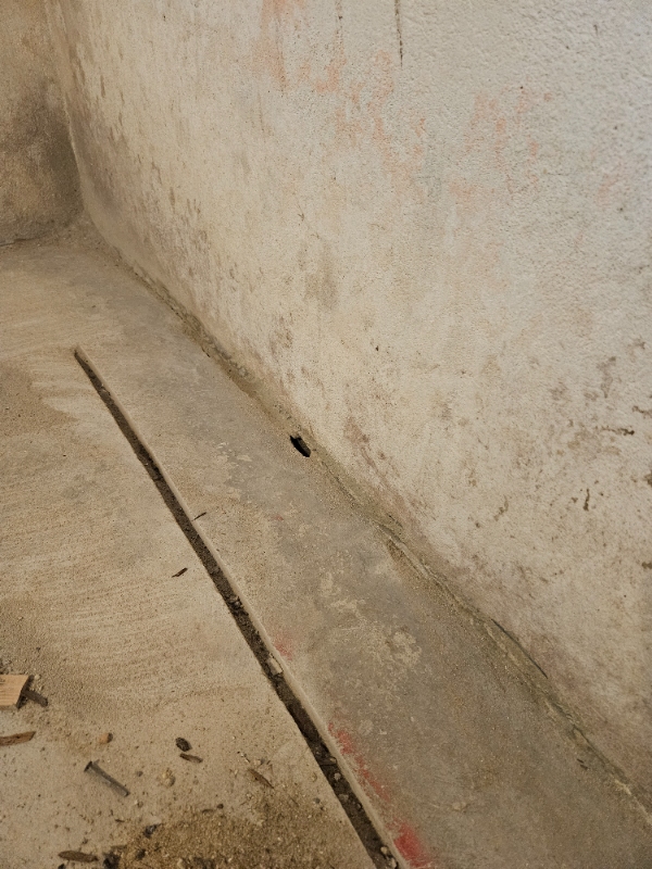 Banke 4 cm beton op i kælder og fjerne sand/grus