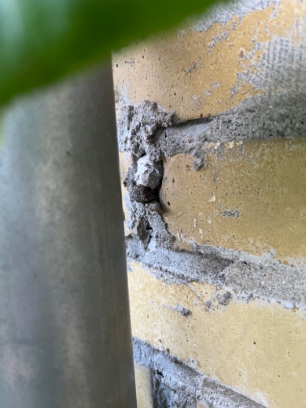 Murer søges: Opmuring af false ved terrassedør i havestue. Den skal afrettes. Mørtelfuge omkring vindue hvor der pt er ødelagt Illmod fugebånd.