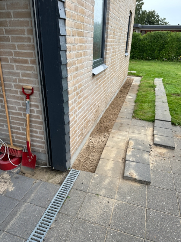 Broligger - nivellere sand og lægge fliser