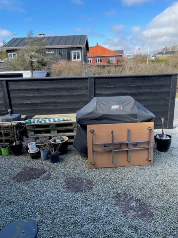 bortsskaffelse af ca. 16 paller og en grill og diverse mindre effekter