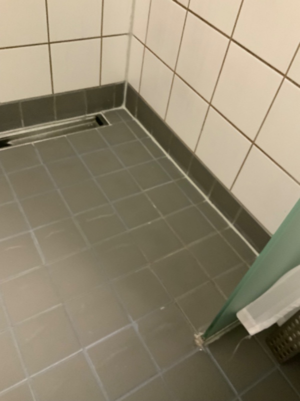 Fuget nye silicone fuger i badeniche.