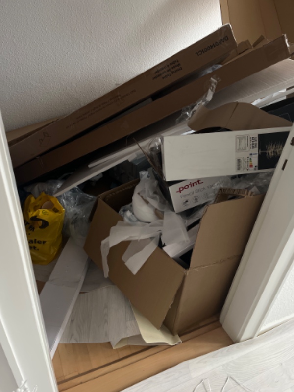 Skal have smidt pap ud og skrald fra pakker altså store pap kasser og stort affald