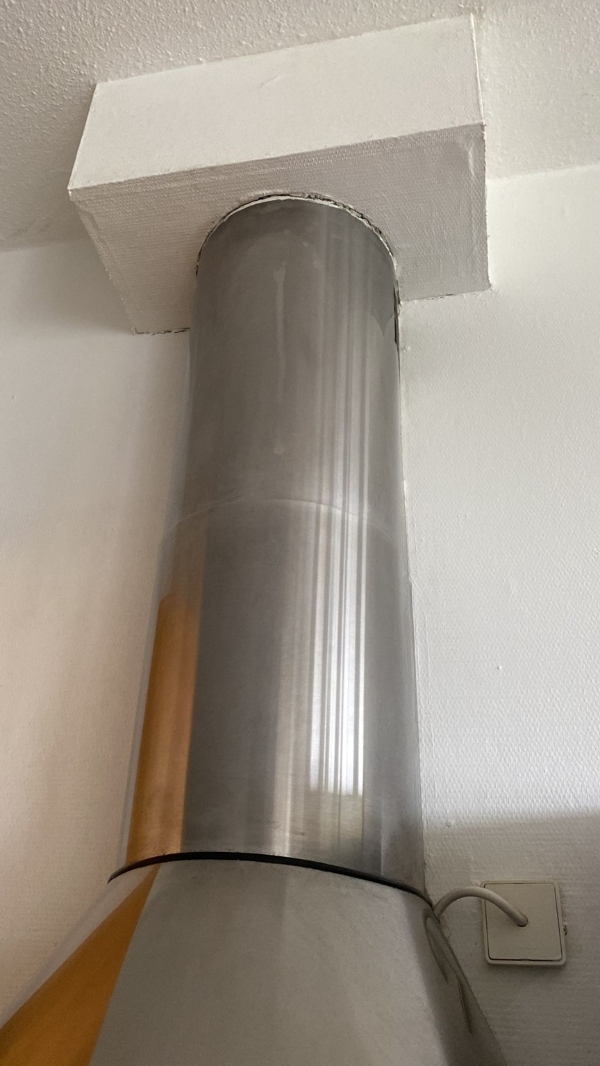 emhætte montering. Den eksisterende emhætte skiftes ud med en ny