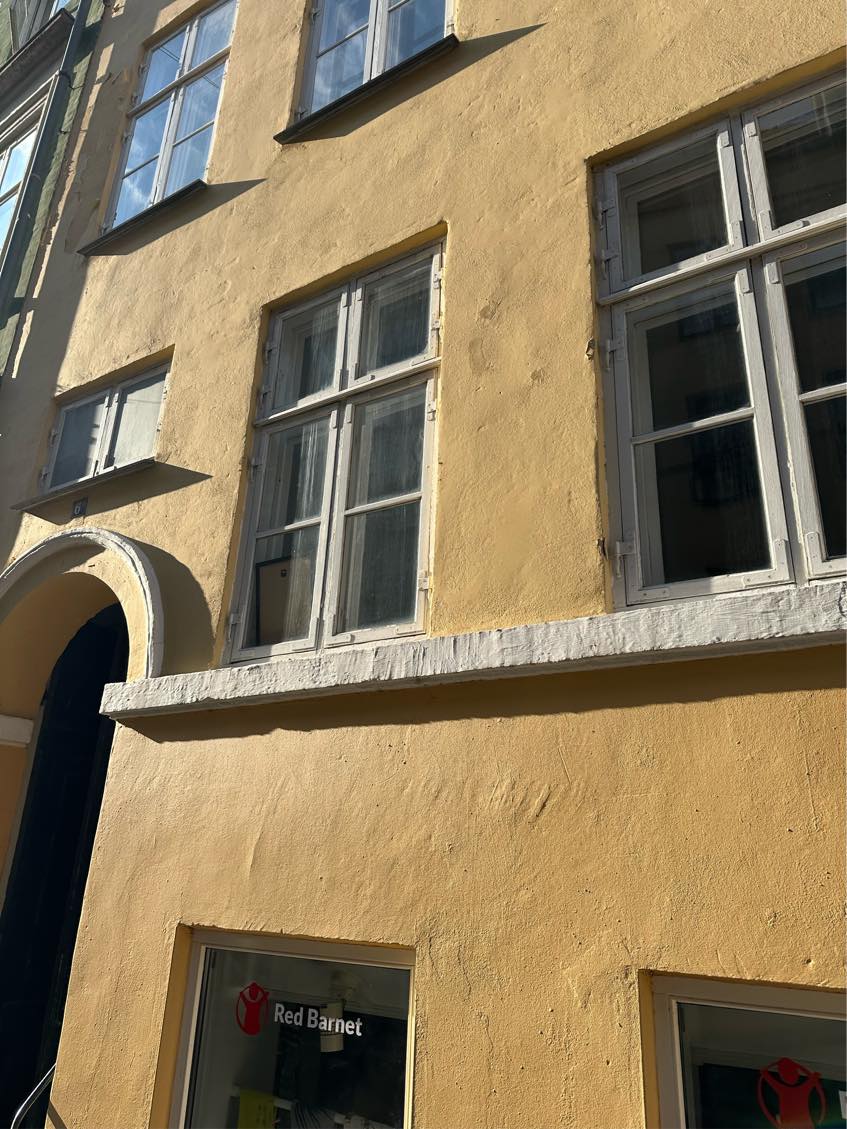 Vinduespudsning i stue/mezzanin