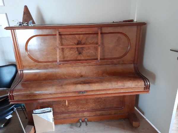 Hjælp til at flytte et klaver fra hus og ud til Århus affald i Lisbjerg